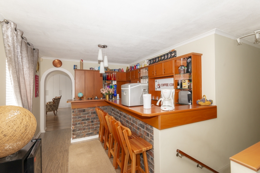 5 Bedroom Property for Sale in Middedorp Western Cape